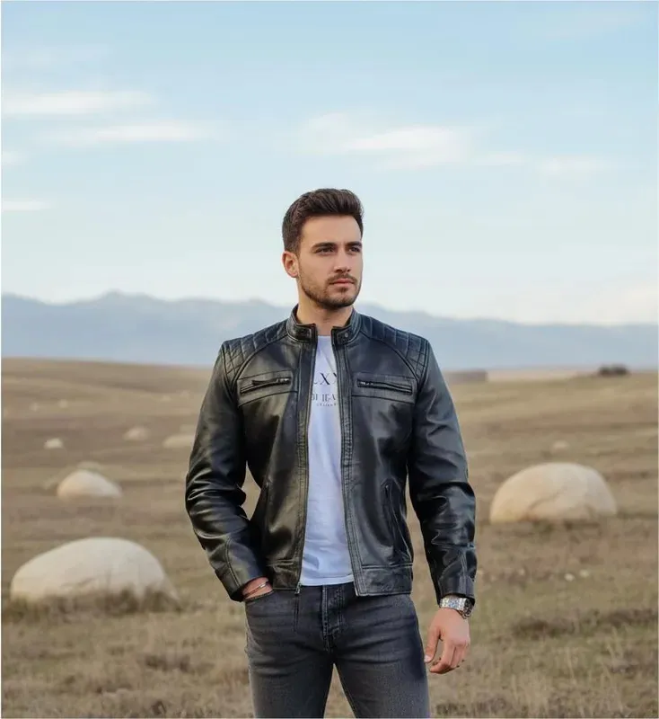 Modelo com jaqueta de couro preta